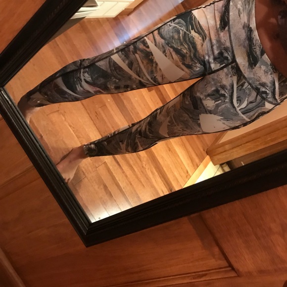 🚨🚨 SOLD 🚨🚨 Marble athletic leggings - Picture 3 of 7